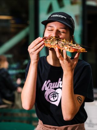 Svetlá blikajú, dav spieva, Post Malone dohráva pieseň „Wow.“… a pri Jameson stánku stojí @fajinlacko , ktorý práve...