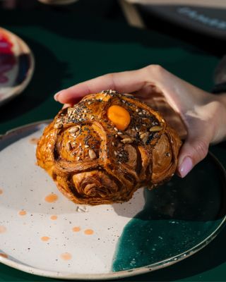 Predstavujeme našu novinku Gochujang Egg, odvážnu kombináciu kórejskej štipľavosti a jemného maslového croissantu. 🥐🍳 V...