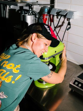 Kvalita si vždy nájde cestu ku kvalite 🤍 V kuchyni je teraz rušno. Maslo má izbovú teplotu, cesto oddychuje, plechy sa...