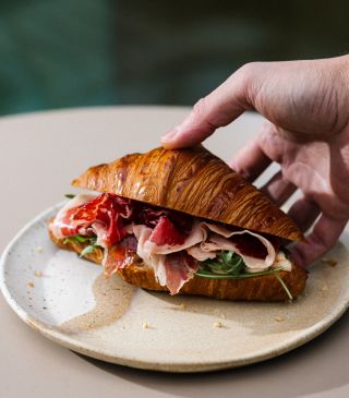 Ani sme sa nenazdali a posledný sobotný špeciál pred Vianocami je tu.🎄 Pripravili sme si pre vás croissant, v ktorom sa...